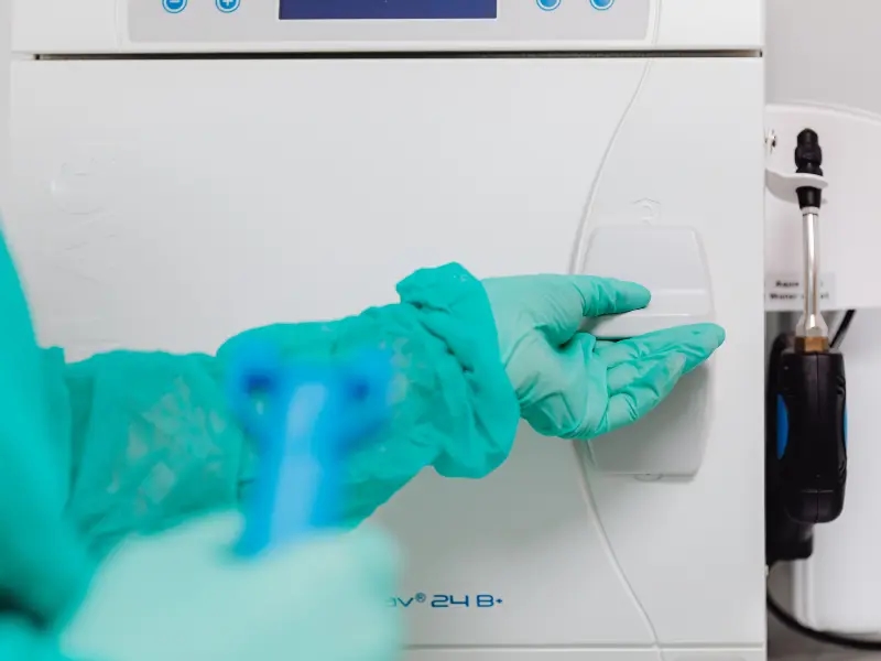 Moderna sala de esterilización con equipos de última generación