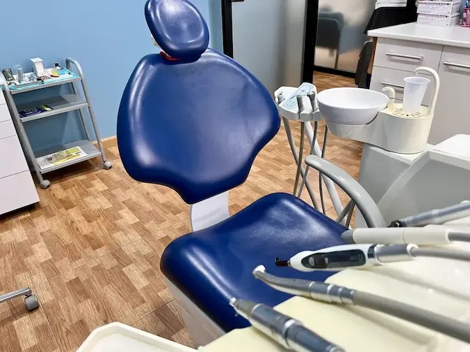 Moderno sillón dental equipado con la última tecnología